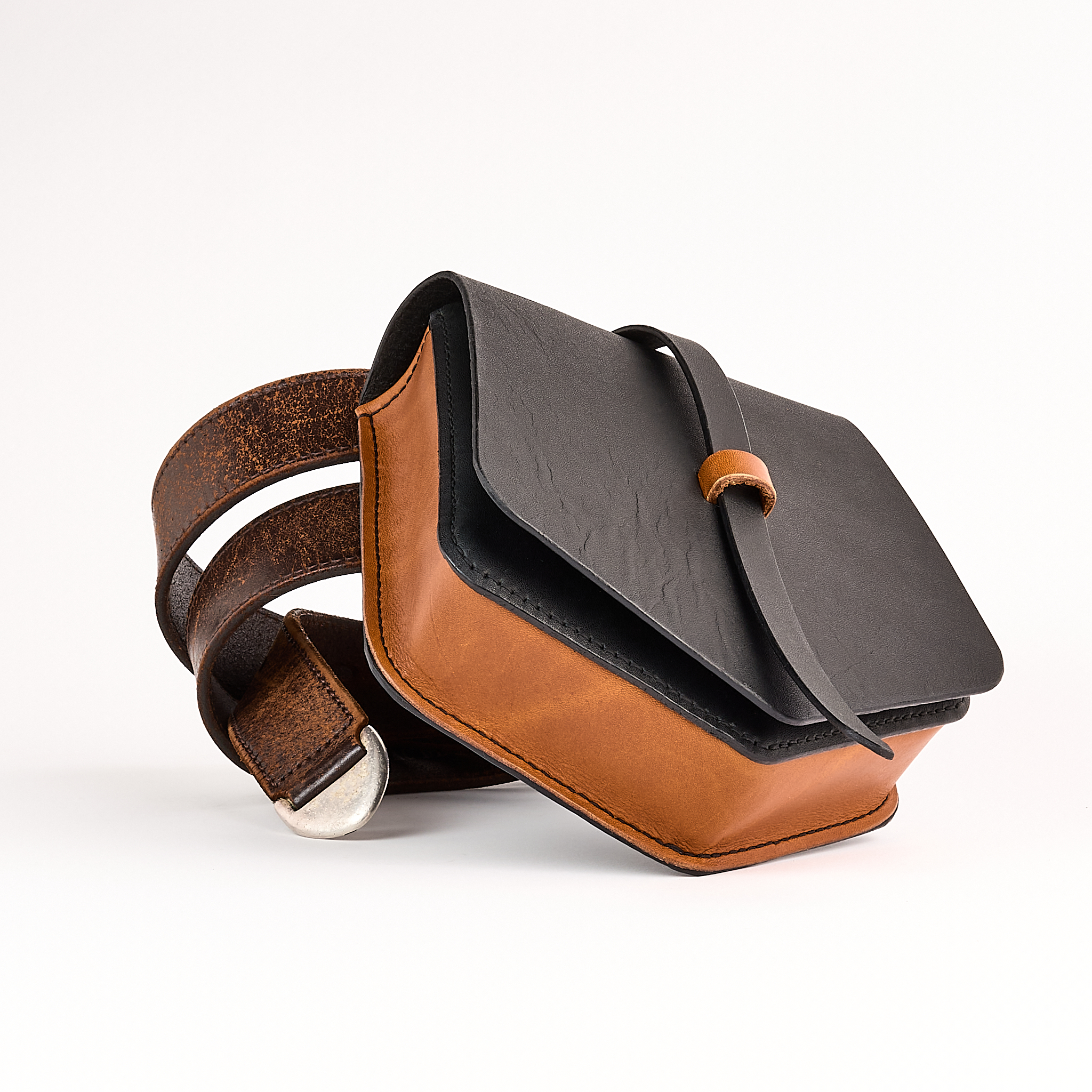 Handmade leather belt pouch by Australian Maker Bob Gilmour - Gilmour Design